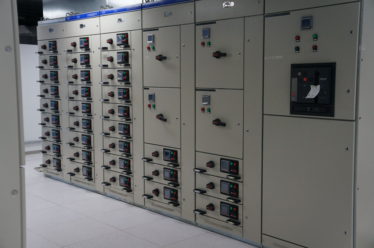 采用雙路市電、UPS、確保機(jī)房設(shè)備穩(wěn)定運(yùn)行